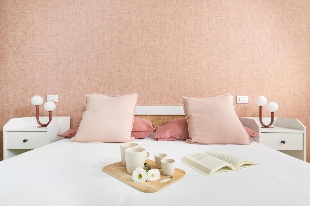 Łóżko lub łóżka w pokoju w obiekcie Easylife - Splendido bilocale immerso nel verde in zona Brera