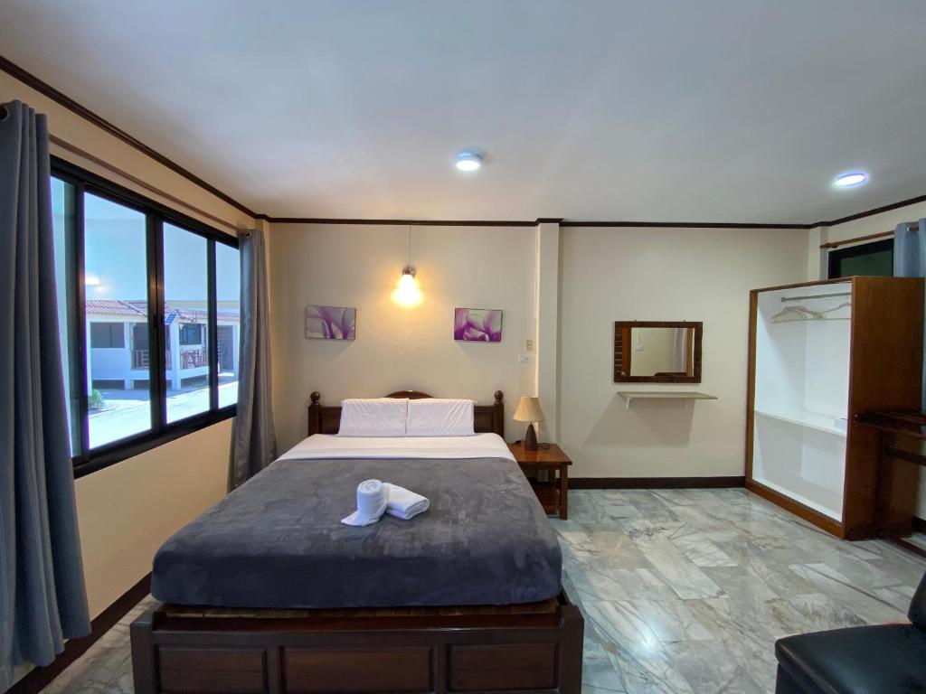 Postel nebo postele na pokoji v ubytování หาดทรายขาวรีสอร์ท