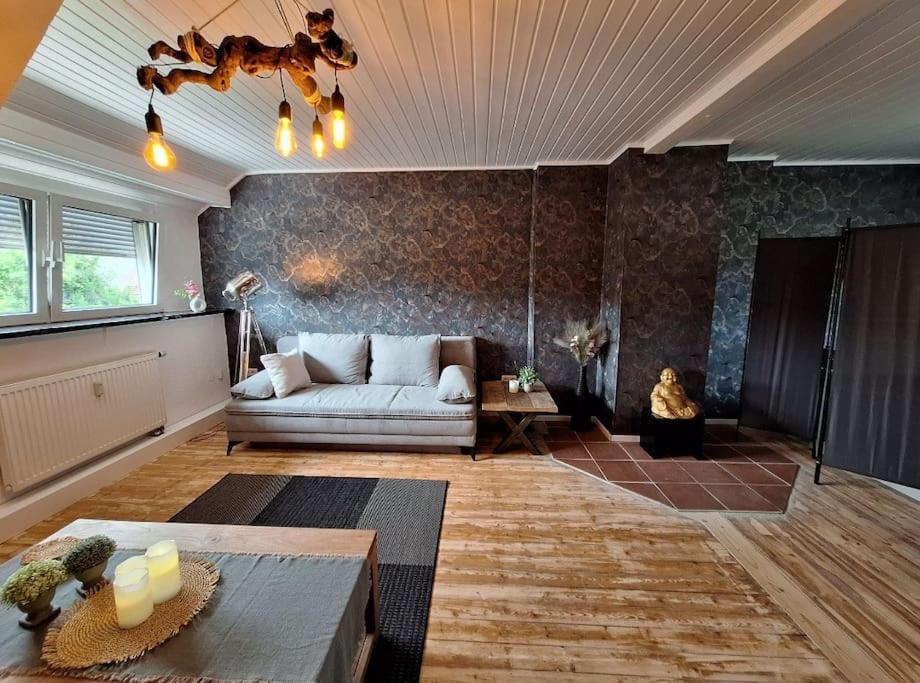 een woonkamer met een bank en een tafel bij Just-ed Weeze in Weeze