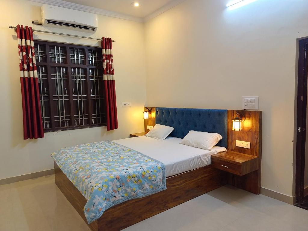 Postel nebo postele na pokoji v ubytování Hotel Divine Palace Pushkar