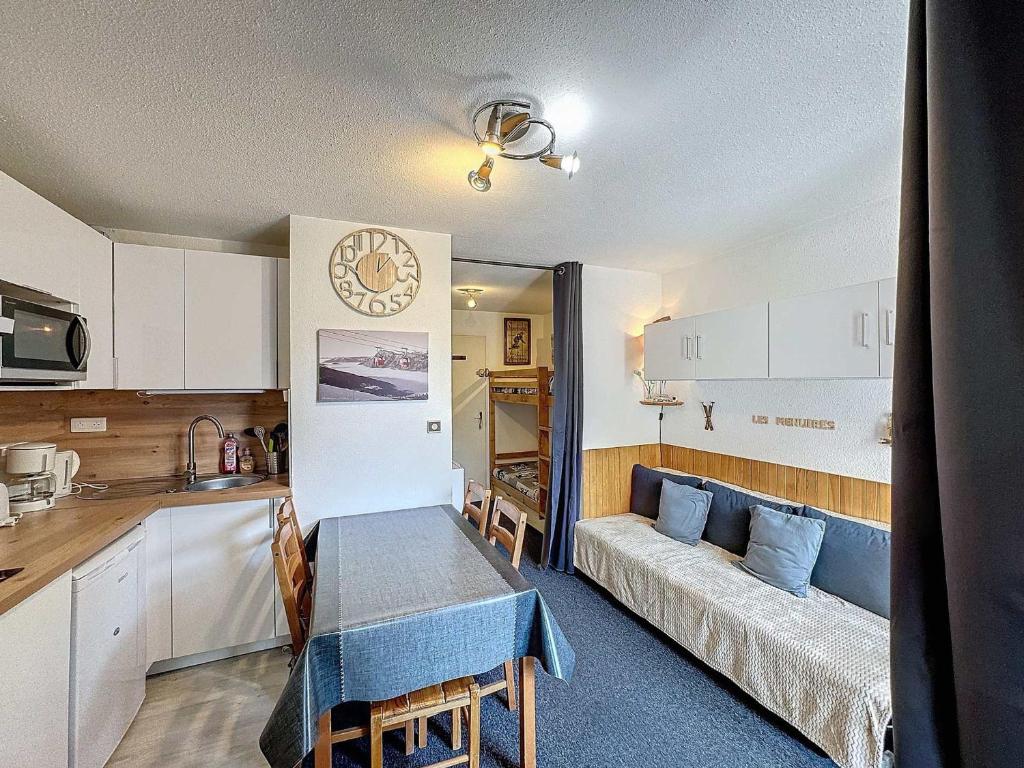 Il dispose d'une cuisine et d'un salon avec une table et un canapé. dans l'établissement Charmant 2 pièces 4 pers, pied des pistes, Les Menuires - FR-1-178-188, aux Menuires