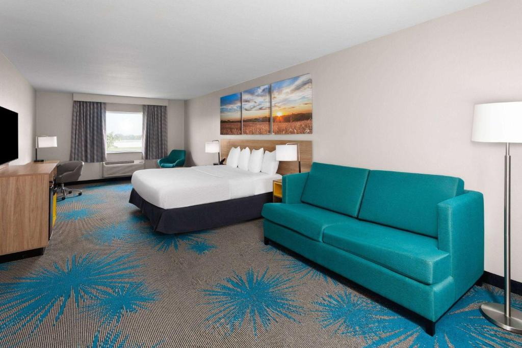 Postel nebo postele na pokoji v ubytování Days Inn & Suites by Wyndham of Morris