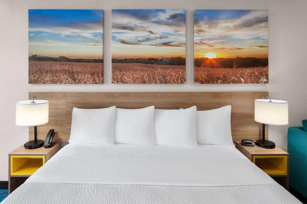 Postel nebo postele na pokoji v ubytování Days Inn & Suites by Wyndham of Morris