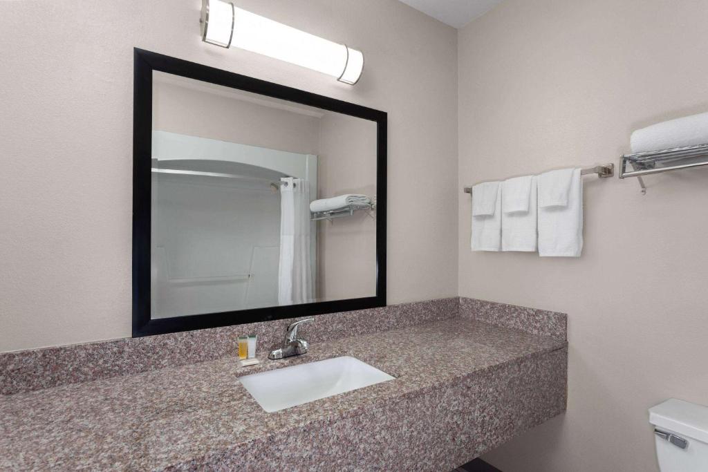 Koupelna v ubytování Days Inn & Suites by Wyndham of Morris