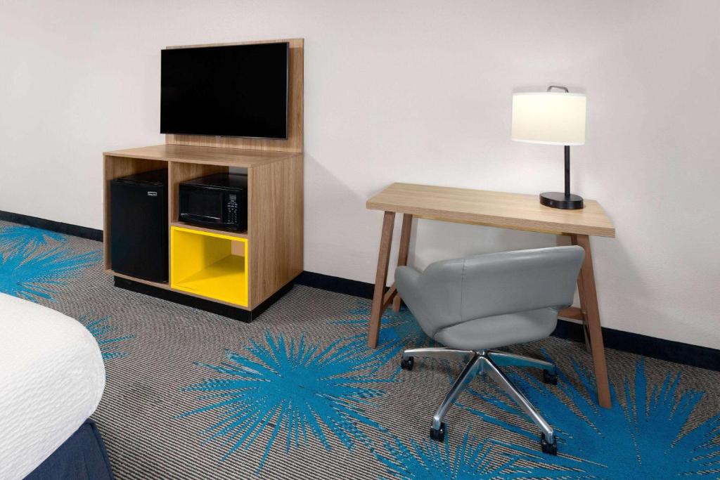 TV a/nebo společenská místnost v ubytování Days Inn & Suites by Wyndham of Morris