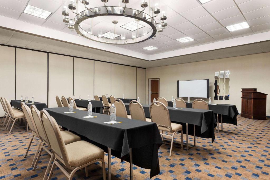 Days Hotel by Wyndham Allentown Airport / Lehigh Valley photo