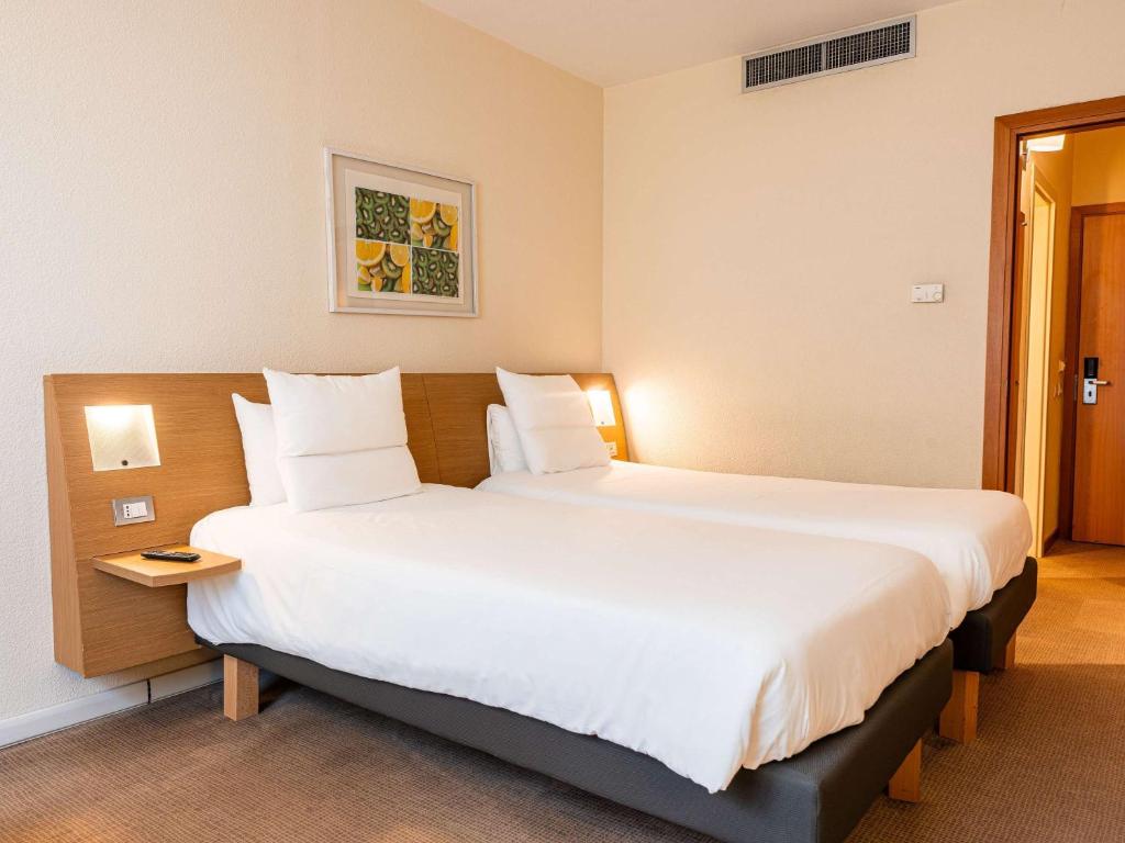 Postel nebo postele na pokoji v ubytování Novotel Roma Est