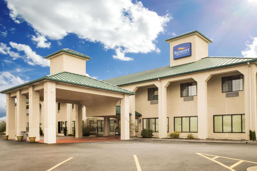 Un edificio de hotel con un cartel encima. en Baymont by Wyndham Johnson City, en Johnson City