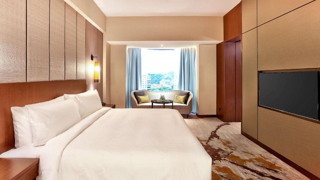 Postel nebo postele na pokoji v ubytování Hilton Kota Kinabalu