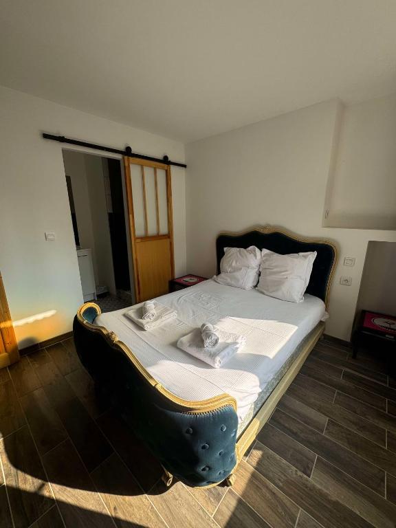 Postel nebo postele na pokoji v ubytování Le Jean Jaurès - Vue imprenable sur la Saône