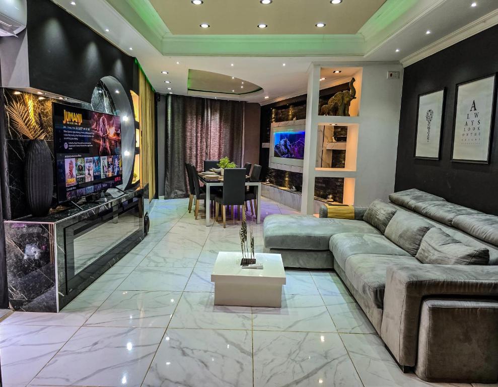 un soggiorno con un grande divano e un tavolo di Sunshell luxury apartment a Lija