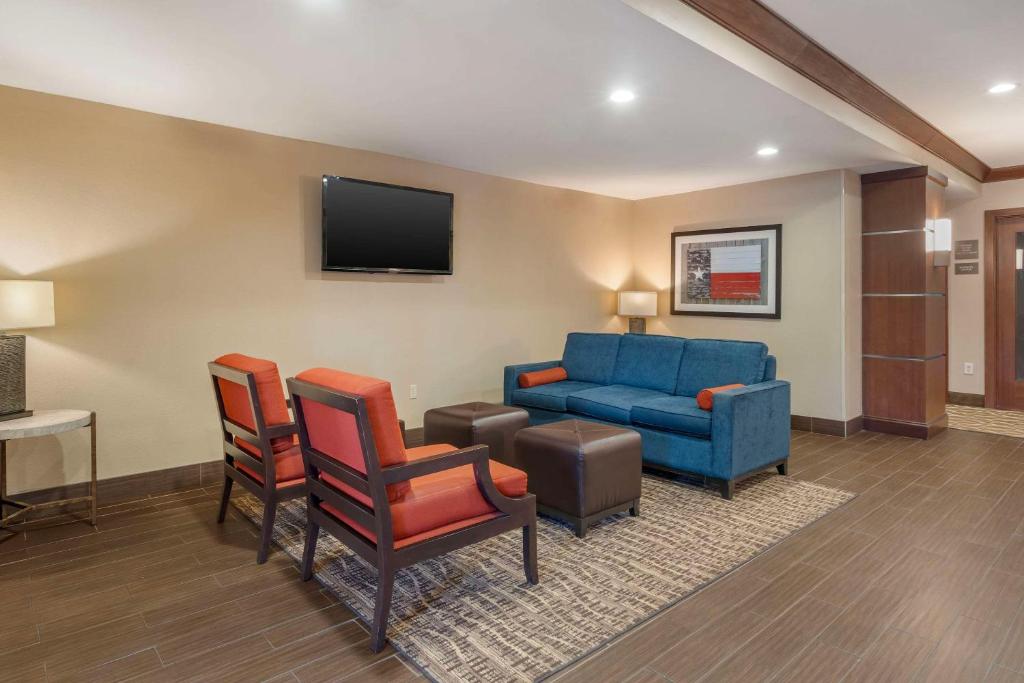 TV a/nebo společenská místnost v ubytování Comfort Suites McKinney-Allen