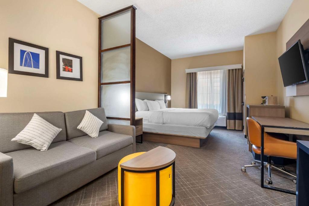 TV a/nebo společenská místnost v ubytování Comfort Suites McKinney-Allen