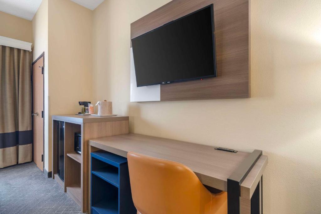 TV a/nebo společenská místnost v ubytování Comfort Suites McKinney-Allen
