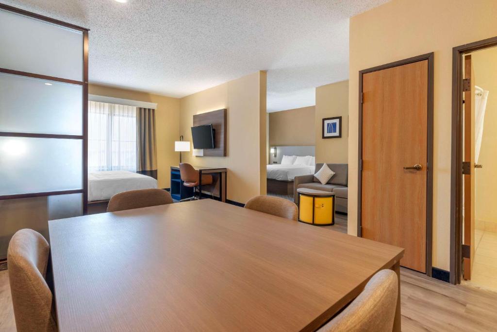 TV a/nebo společenská místnost v ubytování Comfort Suites McKinney-Allen