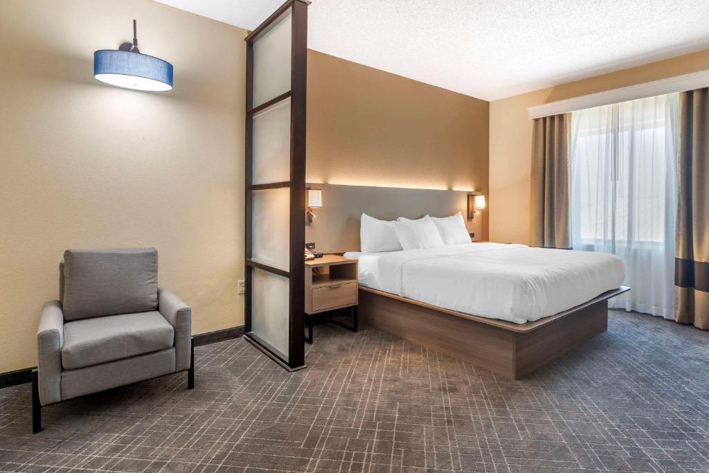 Postel nebo postele na pokoji v ubytování Comfort Suites McKinney-Allen