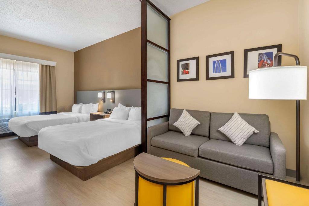 Postel nebo postele na pokoji v ubytování Comfort Suites McKinney-Allen