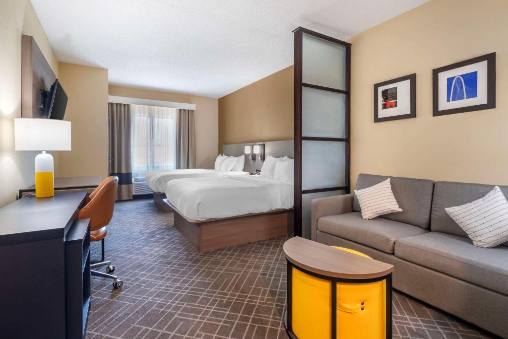 Postel nebo postele na pokoji v ubytování Comfort Suites McKinney-Allen
