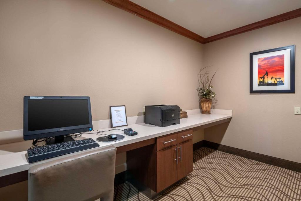TV a/nebo společenská místnost v ubytování Comfort Suites McKinney-Allen
