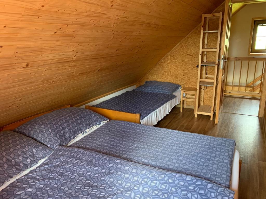 Postel nebo postele na pokoji v ubytování Chaty Nad Koupalištěm