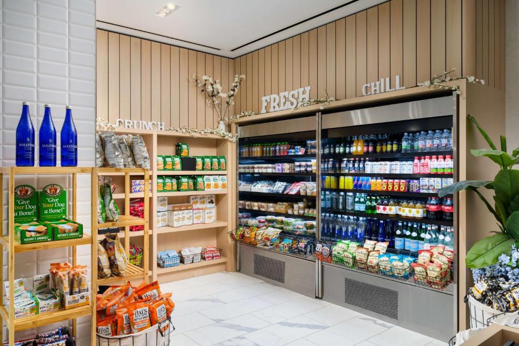Supermercado ou outras lojas nos arredores do hotel