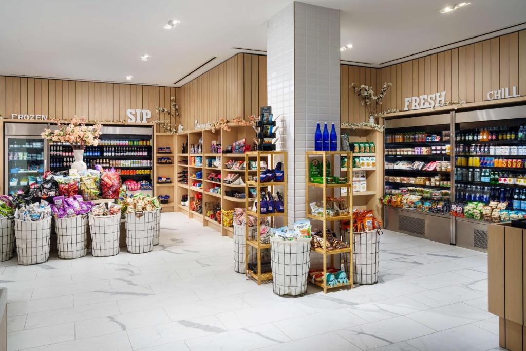 Supermercado ou outras lojas nos arredores do hotel