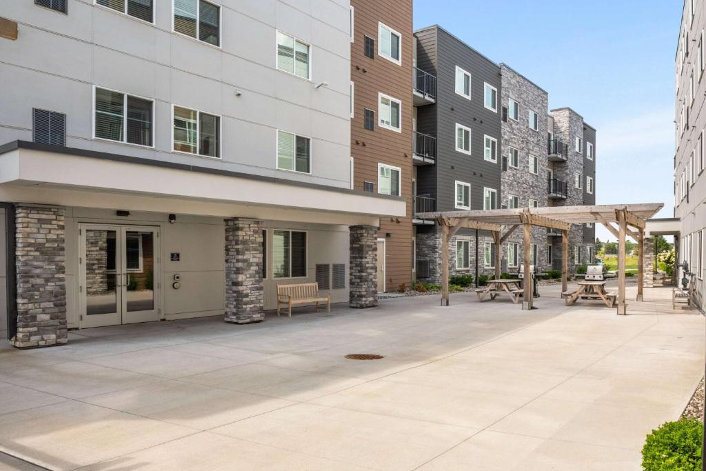 WaterWalk Extended Stay by Wyndham Minneapolis - Plymouth photo