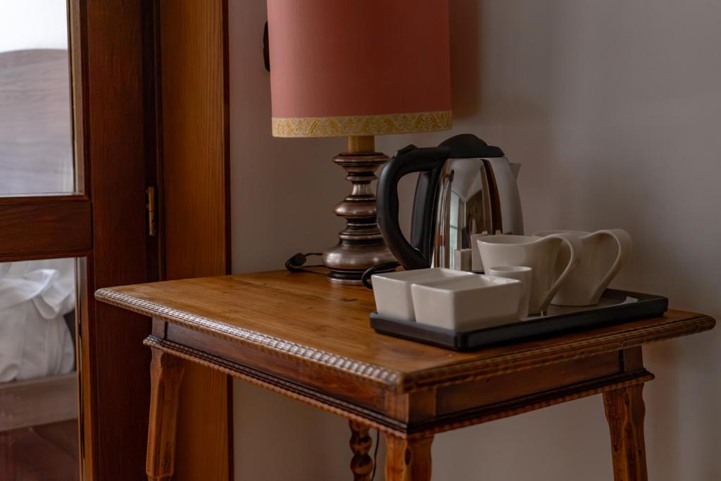 Příslušenství pro přípravu čaje a kávy v ubytování B&B Villa Argiolas