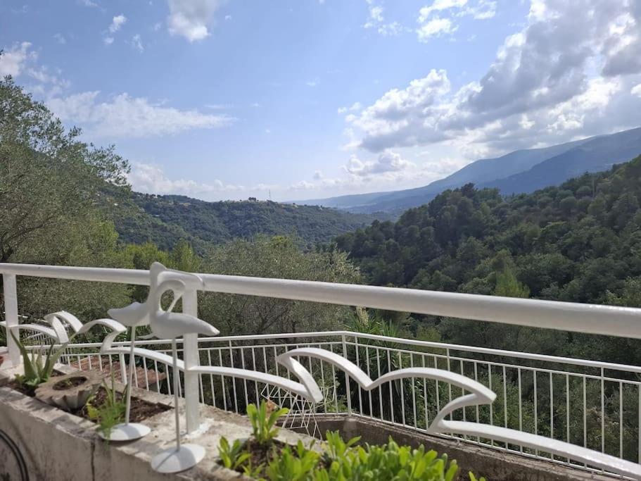 LevensにあるHappy Home Levensの山々の景色を望むバルコニー