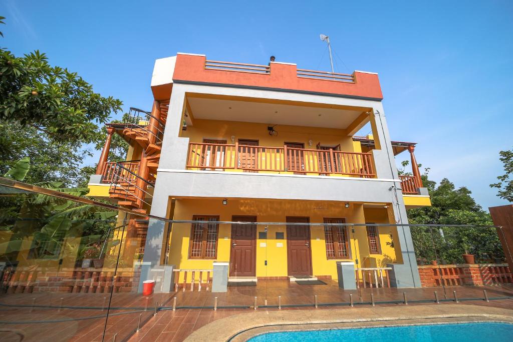 Rõdu või terrass majutusasutuses Mukhil Paradise Villa