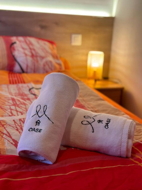 سرير أو أسرّة في غرفة في Hotel Wildbach Brienz