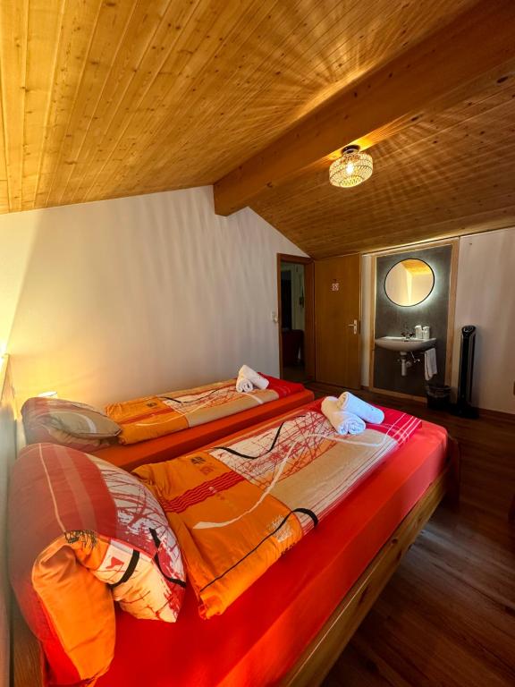 سرير أو أسرّة في غرفة في Hotel Wildbach Brienz