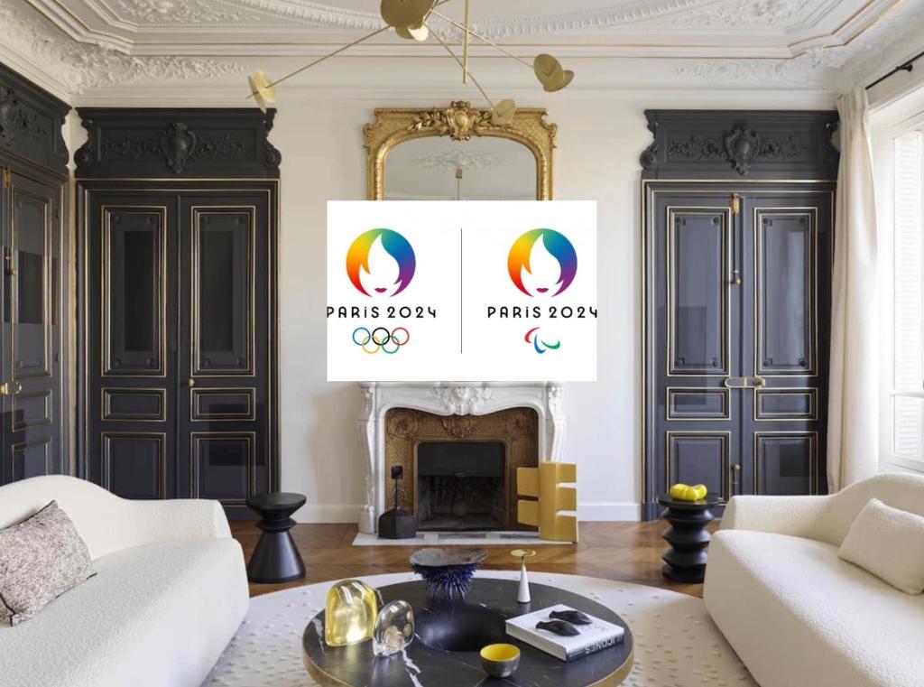 un salon avec un canapé blanc et une cheminée dans l'établissement Champs-Elysées / Arc de Triomphe, à Paris