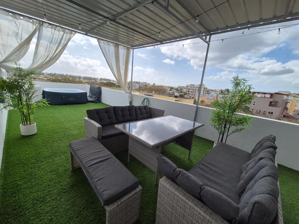 Posezení v ubytování Skyview Apartment- Rooftop Penthouse with Sunset & Sea Views