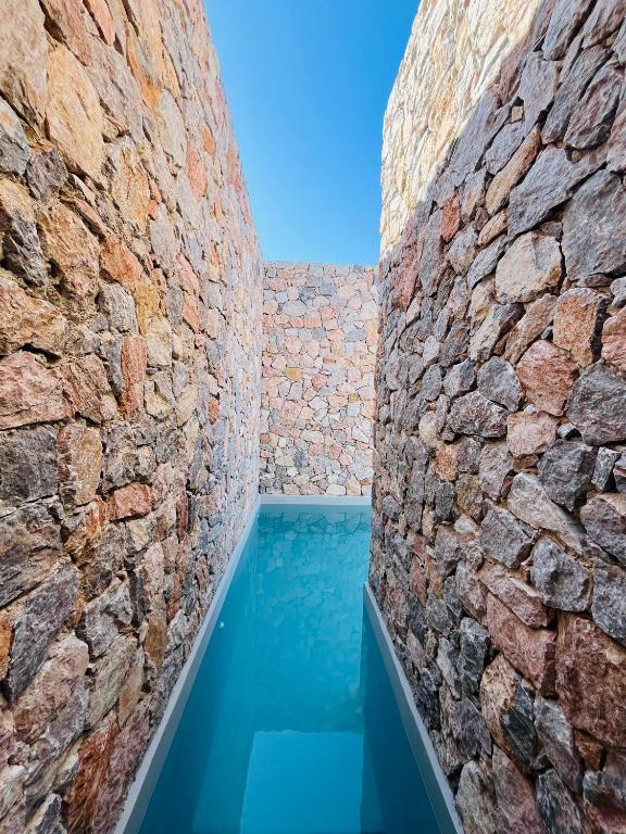 Sundlaugin á Felicity Cave Suites eða í nágrenninu