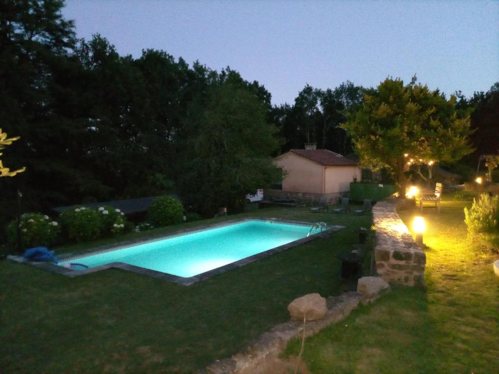 Bazén v ubytovaní Casa Da Urcela alebo v jeho blízkosti