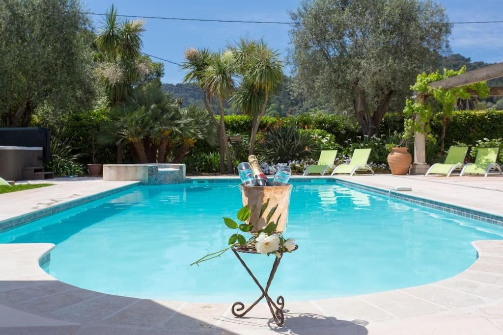 une piscine bleue avec une statue en face de celle-ci dans l'établissement Spacious Villa Vallauris Cannes with AC throughout and large private pool, à Vallauris