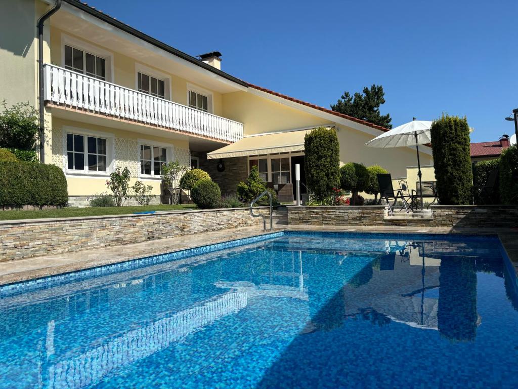 Bazén v ubytování Luxury-Suites Traunsee nebo v jeho okolí