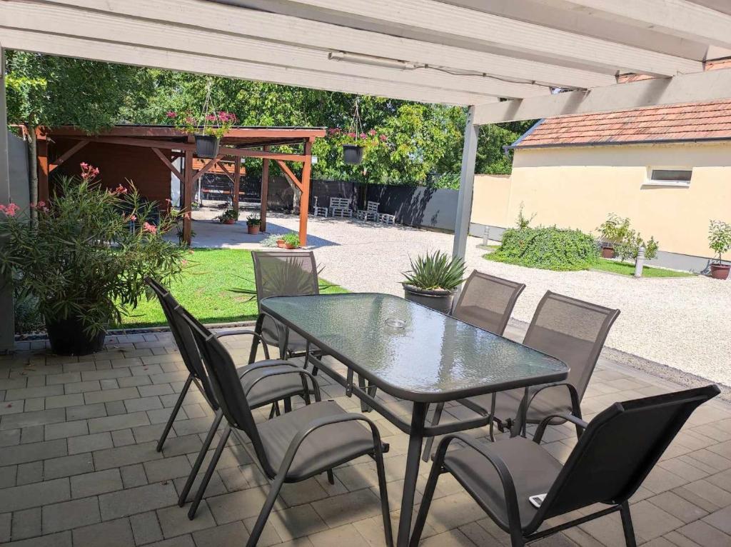 Patio alebo iná vonkajšia časť ubytovania Rókafalvi Vendégház