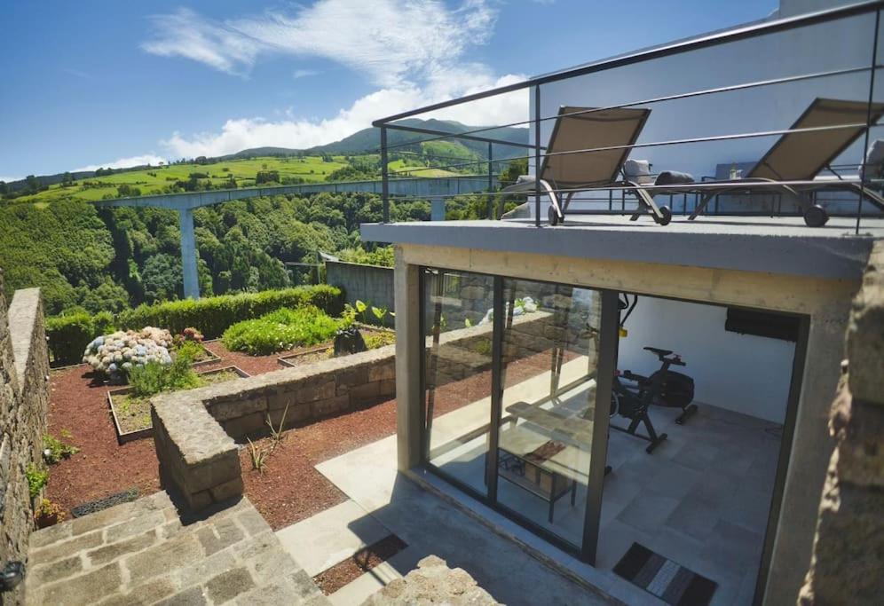 ein Haus mit einem Balkon und einem Stuhl darauf in der Unterkunft Coração da Quinta in Algarvia