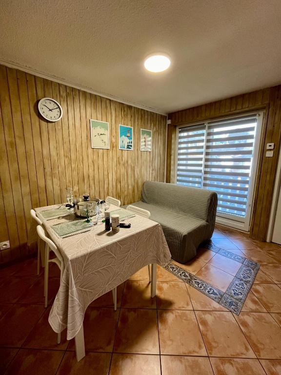 un salon avec une table et un canapé dans l'établissement Appartement Perce-Neige, à Thollon-les-Mémises