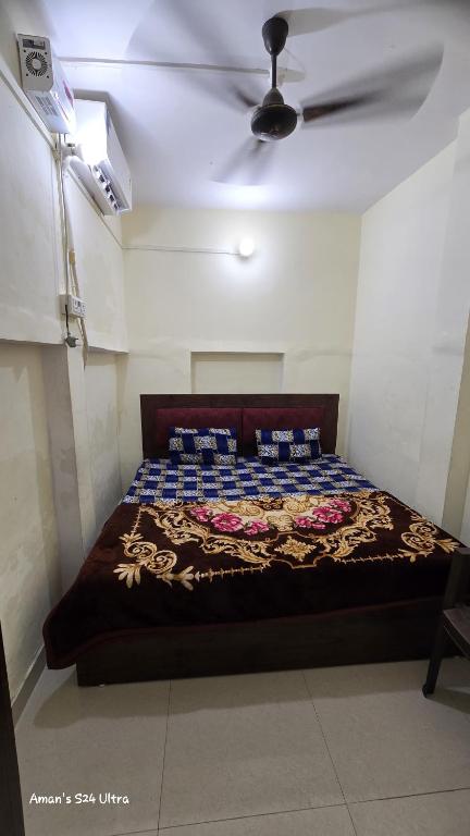 Postel nebo postele na pokoji v ubytování Ramlala Paying Guest House Stay Just 100m from Saryu Ghat, Ayodhya