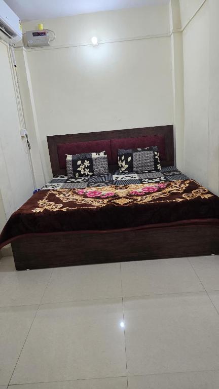 Postel nebo postele na pokoji v ubytování Ramlala Paying Guest House Stay Just 100m from Saryu Ghat, Ayodhya