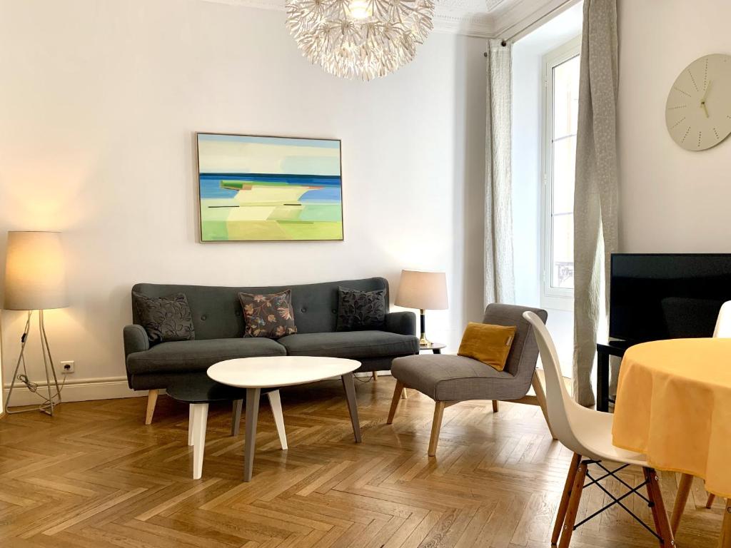 un salon avec un canapé et une table dans l'établissement ApartHotel Riviera - 2 minutes de la plage - Exceptionnel 2 chambres AC - BALCON MEYERBEER 1, à Nice