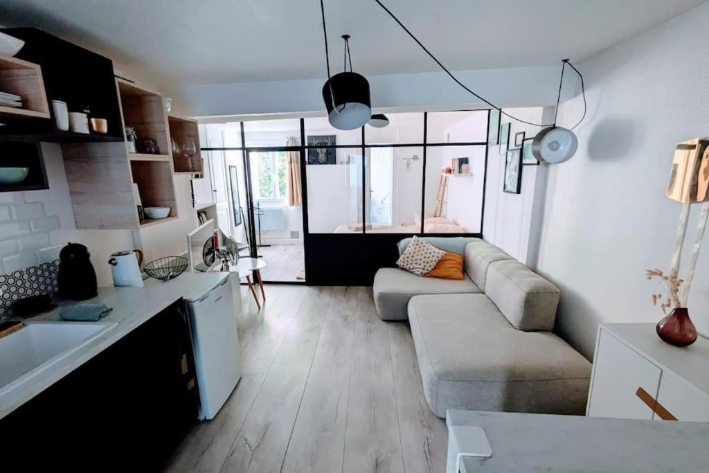 un salon avec un canapé et une table dans l'établissement Charmant appartement calme avec terrasse, à Montrouge