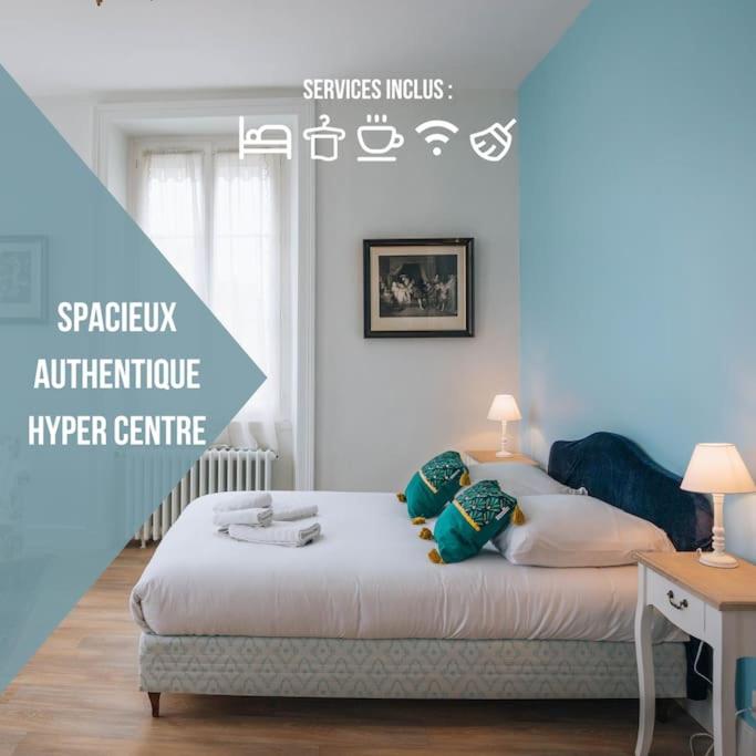 - une chambre avec un lit et un bureau dans l'établissement L'Écrin - Stationnement Privatif - Coeur de ville, à Châteauroux