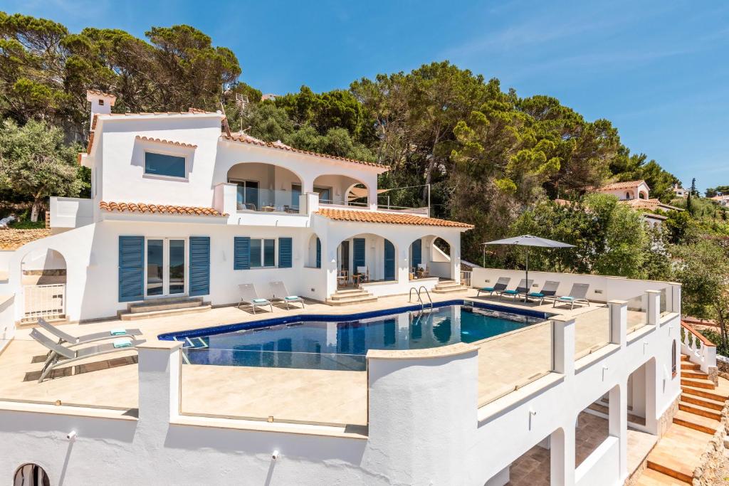 una imagen de una villa con piscina en Villa Atalis 50 by Menorcarentals, en Son Bou