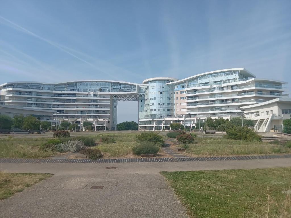 un grand immeuble de bureaux avec beaucoup de fenêtres dans l'établissement Résidence Porte Océane, Batiment L , appartement 81, à La Rochelle