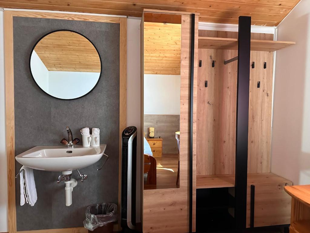 حمام في Hotel Wildbach Brienz