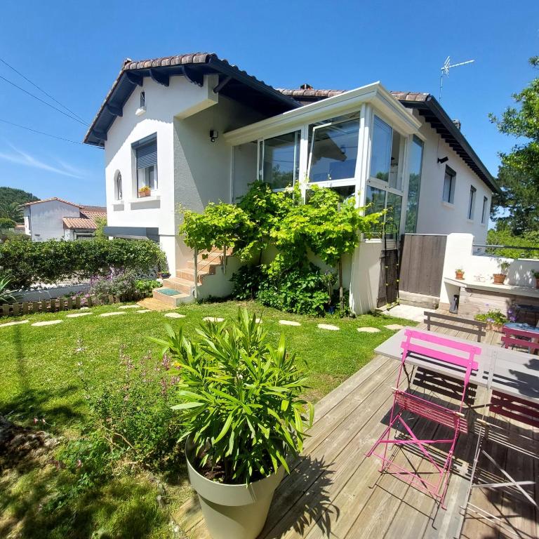 une maison avec une terrasse et une chaise rose dans l'établissement Fauvette17, à Saint-Palais-sur-Mer